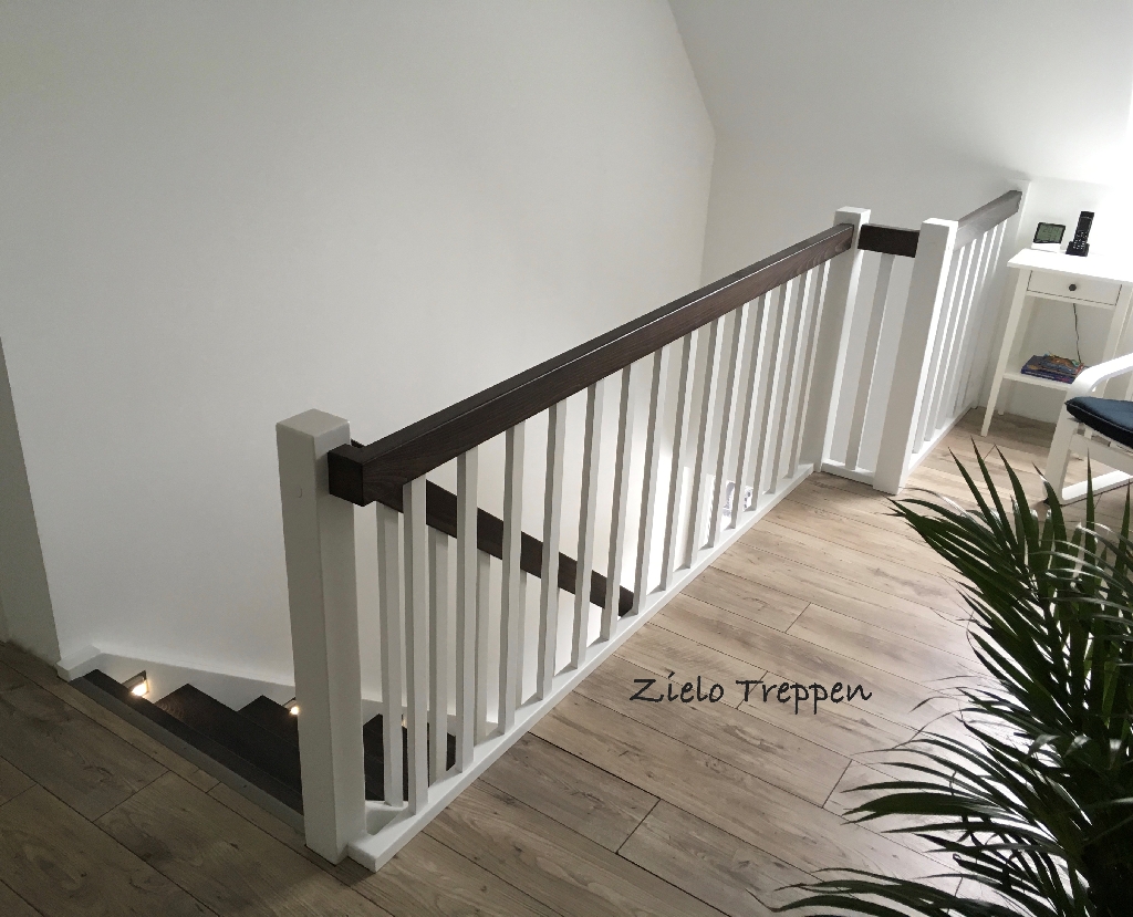 2018-02-20_18-zwei_farbig_lackierte_Treppe_viertel_gewendelt_mit_LED-Beleuchtung_1M_.jpg